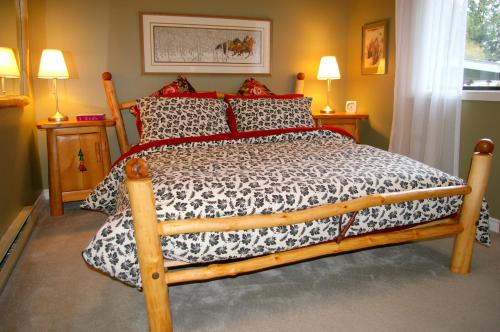Katil atau katil-katil dalam bilik di Sticks and Stones Cottage-Arbutus Grove