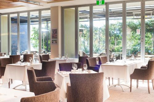 En restaurant eller et andet spisested på Ramada Hotel & Suites by Wyndham Cabramatta