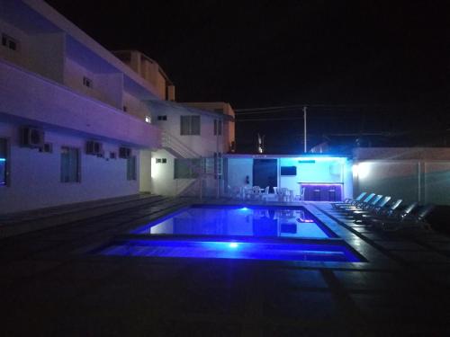 Бассейн в Manta Airport Hotel или поблизости