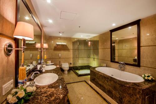 Phòng tắm tại Arion Suites Hotel Kemang
