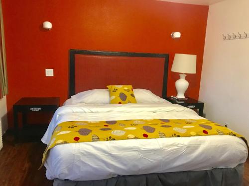 Katil atau katil-katil dalam bilik di norwalk inn & suites