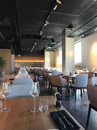 Un restaurante o sitio para comer en Novotel Melbourne South Wharf
