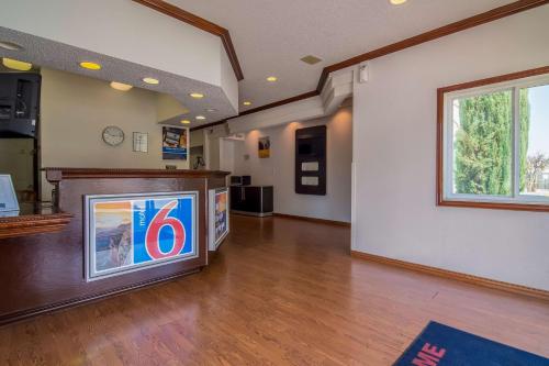 an empty living room with a tv in a room at Motel 6-Dallas, TX - North - Richardson in Dallas