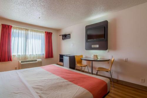 A bed or beds in a room at Motel 6-Dallas, TX - North - Richardson