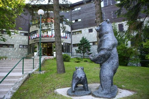 Ein Garten an der Unterkunft Hotel Tomislavov Dom