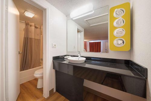 Et badeværelse på Motel 6-Hamburg, NY