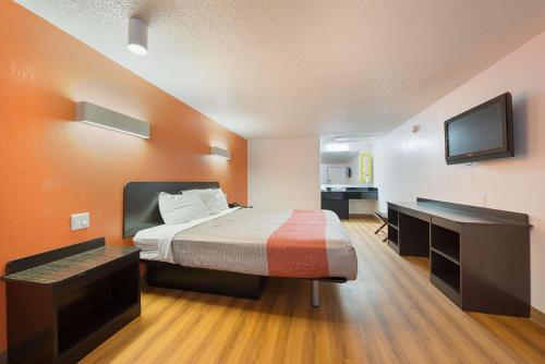 Postel nebo postele na pokoji v ubytování Motel 6-Hamburg, NY