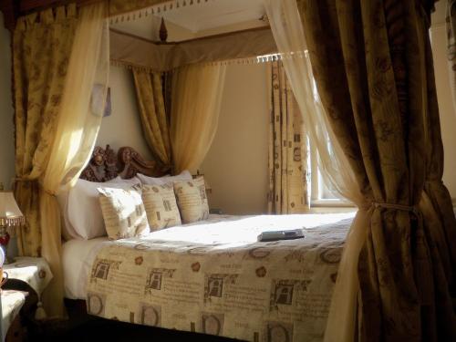 A bed or beds in a room at Minstrel's Rest 