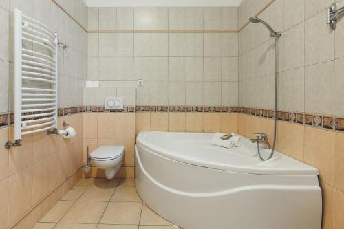 シフィノウイシチェにあるBursztynのバスルーム(トイレ、バスタブ、シンク付)