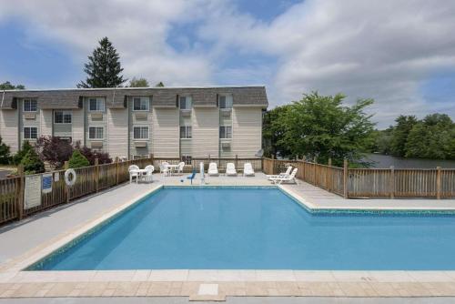 una piscina frente a un edificio en Super 8 by Wyndham Sturbridge, en Sturbridge