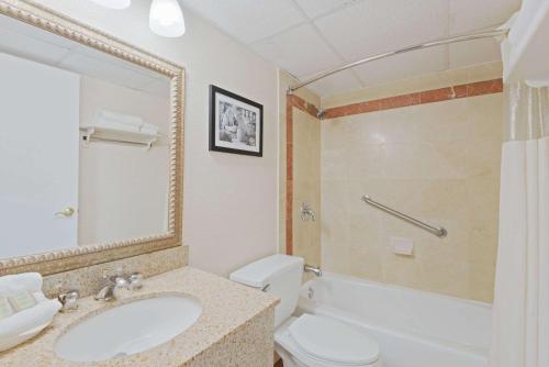 Un baño de Super 8 by Wyndham Sturbridge