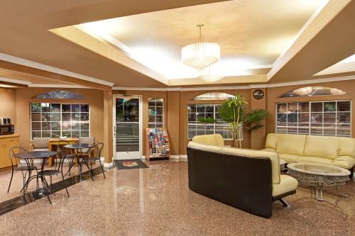 Super 8 by Wyndham Los Angeles Downtown Image