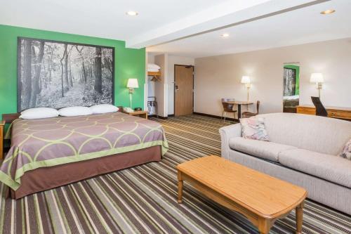 Postel nebo postele na pokoji v ubytování Super 8 by Wyndham Sioux City South