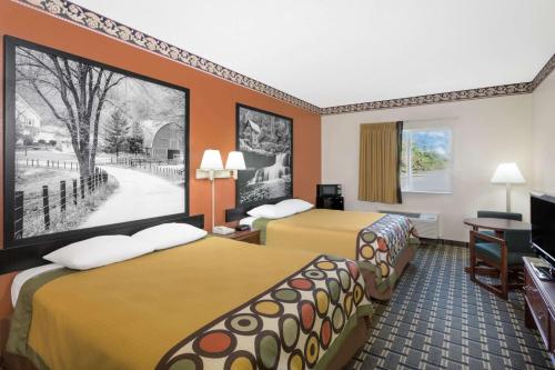 ein Hotelzimmer mit 2 Betten und einem Flachbild-TV in der Unterkunft Super 8 by Wyndham Athens in Athens