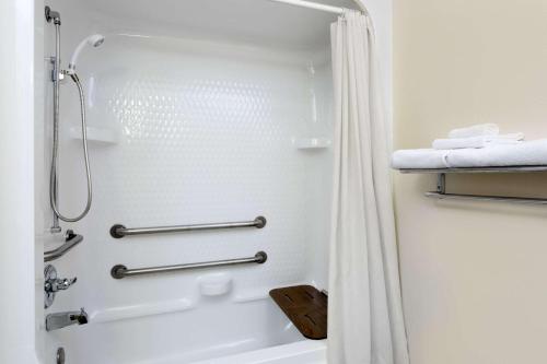 雅典的住宿－阿森斯速8汽車旅館，带淋浴和浴帘的浴室