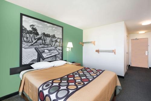 Säng eller sängar i ett rum på Super 8 by Wyndham Hagerstown/Halfway Area