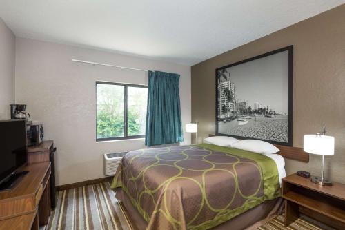 Super 8 by Wyndham Pompano Beach – Photos 2