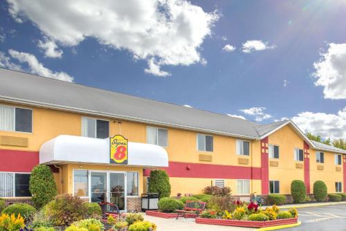 un fast food con un edificio giallo di Super 8 by Wyndham Medina a Medina