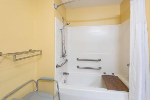 Bagno di Super 8 by Wyndham Medina