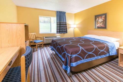 una camera d'albergo con un letto e una scrivania di Super 8 by Wyndham Medina a Medina