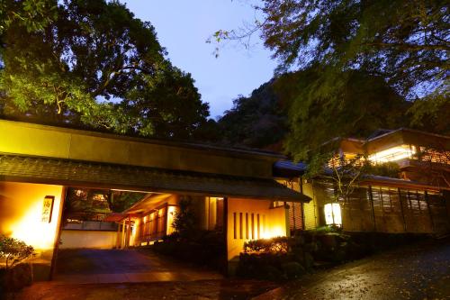 a house at night with its lights on at Oku Yugawara Tsubaki in Yugawara