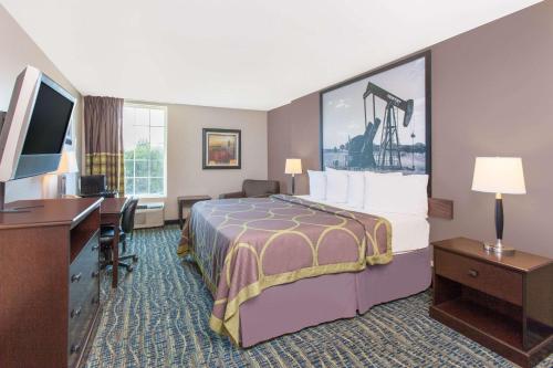 מיטה או מיטות בחדר ב-Super 8 by Wyndham Oklahoma City