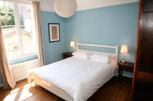 プレヌフ・ヴァル・アンドレにあるLuxury Seaside Family house in Pléneuf Val Andréの青いベッドルーム(白いベッド1台、窓付)