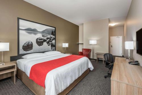 Postel nebo postele na pokoji v ubytování Super 8 by Wyndham Mont Laurier