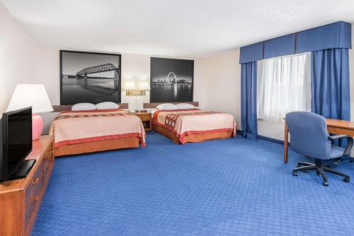 Posteľ alebo postele v izbe v ubytovaní Super 8 by Wyndham O'Fallon