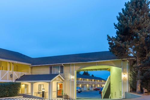 a view of the front of a hotel with an archway at Global Inn in Coos Bay