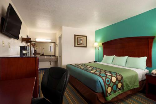 เตียงในห้องที่ Super 8 by Wyndham Pleasanton