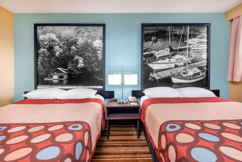 Postel nebo postele na pokoji v ubytování Super 8 by Wyndham Thunder Bay