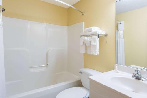 un bagno con un water bianco e un lavandino di Super 8 by Wyndham Medina a Medina