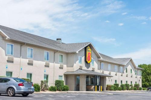 ヘイガーズタウンにあるSuper 8 by Wyndham Hagerstown/Halfway Areaの前に車が駐車されているホテル