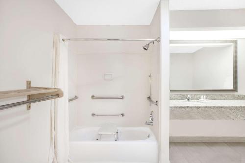 Ett badrum på Super 8 by Wyndham Corpus Christi