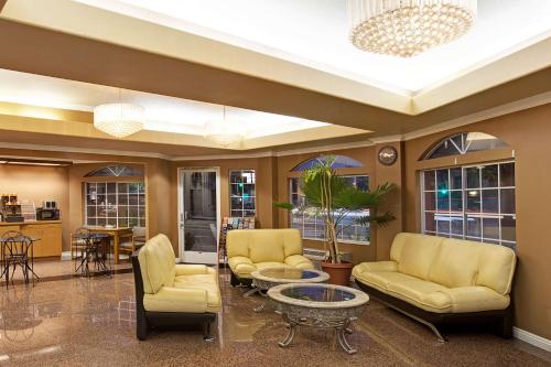 Super 8 by Wyndham Los Angeles Downtown Image