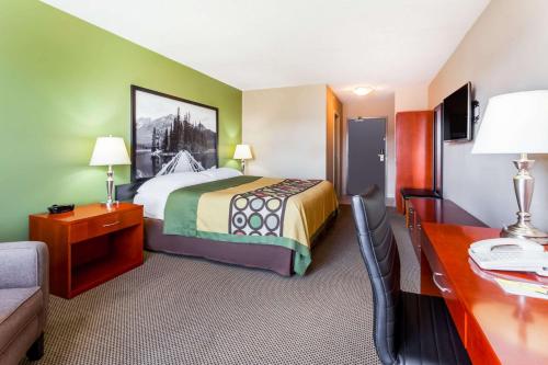 Un ou plusieurs lits dans un hébergement de l'établissement Super 8 by Wyndham Sherwood Park/Edmonton Area