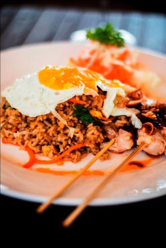 ein Teller mit Essen und einem Ei darauf in der Unterkunft Bel Air Resort in Gili Air