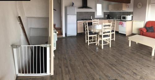 une cuisine et un salon avec une table et des chaises dans l'établissement Maison Village Au Coeur De La Lavande, à Valensole