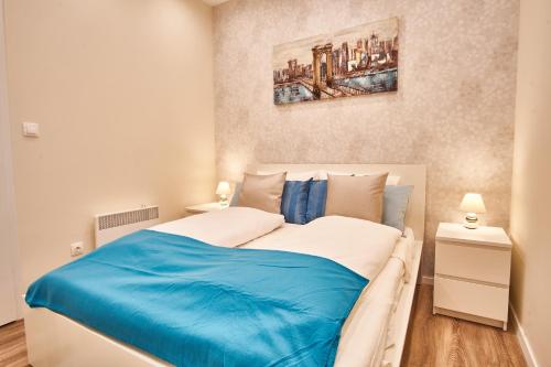 ブダペストにあるMMM Apartment | Budapestのベッドルーム1室(大型ベッド1台、青いシーツ付)