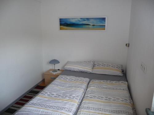 Een bed of bedden in een kamer bij Ferienwohnung Ambiente