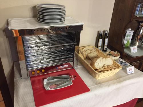 a table topped with a table with a bread box and an oven at Casa Rural El Regajo Valle del Jerte in El Torno