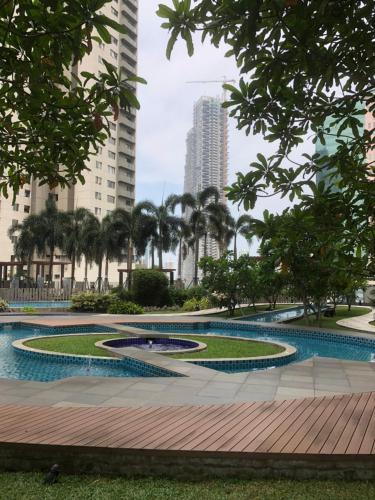 ein Park mitten in einer Stadt mit hohen Gebäuden in der Unterkunft Onthree20 Residencies 2 Room 3 Bed Apartment in Colombo