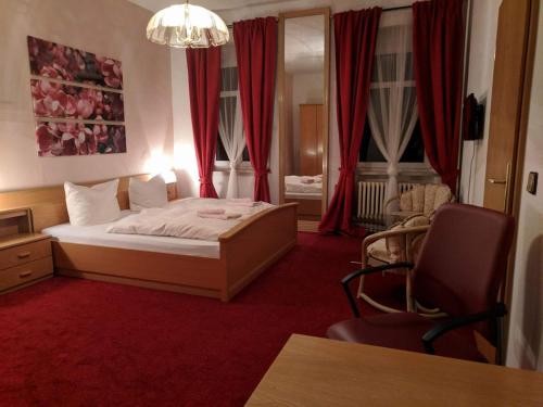 Postel nebo postele na pokoji v ubytování Bahnhotel Dippoldiswalde