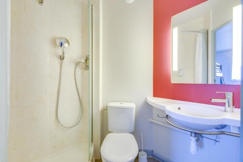 ein Bad mit einer Dusche, einem WC und einem Waschbecken in der Unterkunft B&B HOTEL Brignoles in Brignoles
