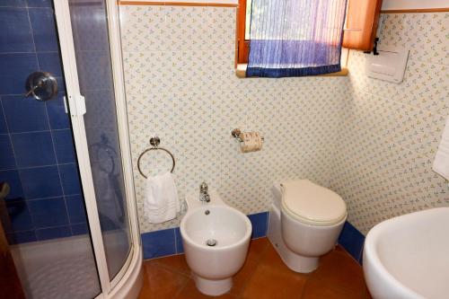 a bathroom with a toilet and a sink and a shower at B&B Le Ginestre in Cefalù