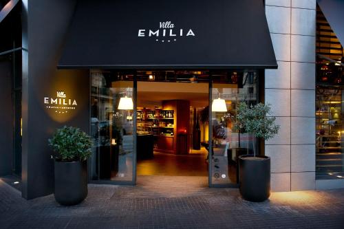 una tienda con dos macetas delante en Hotel Villa Emilia, en Barcelona