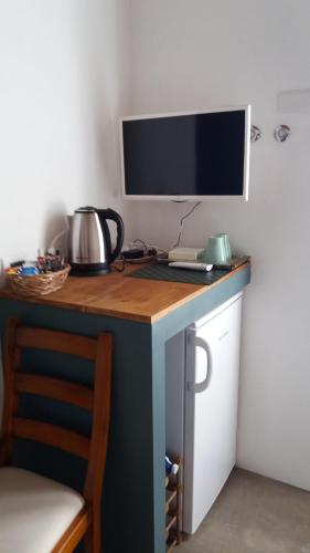 un escritorio con un monitor de ordenador encima en casa zazalica, en Binasco