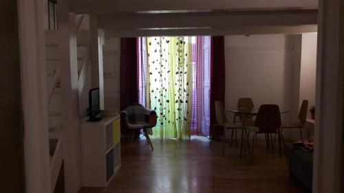 カゼルタにあるResidenza Via Mazzini 55のリビングルーム(テーブル、椅子、テレビ付)