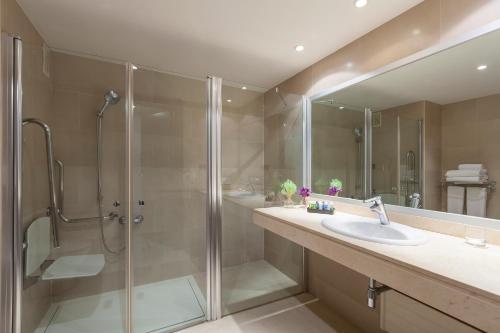 A bathroom at URH Ciutat de Mataró